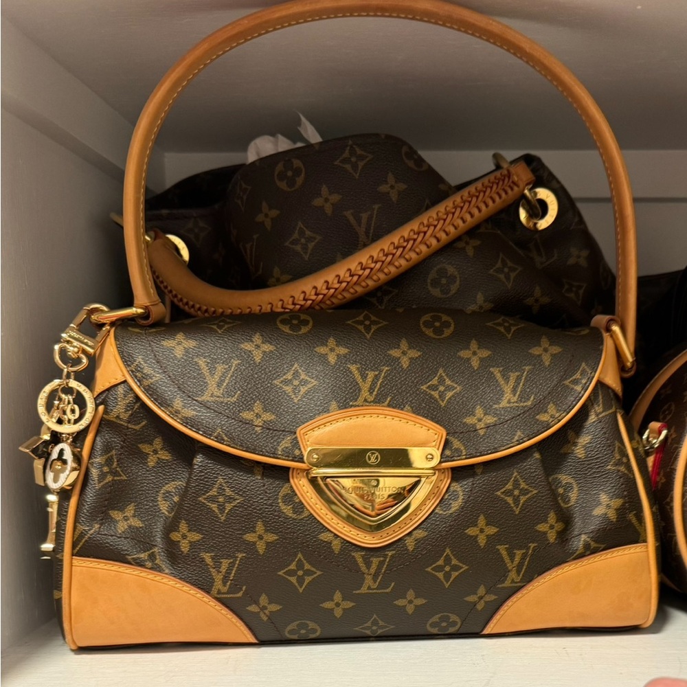 Louis Vuitton Beverly MM bag is in mint condition    

Bag charm not included